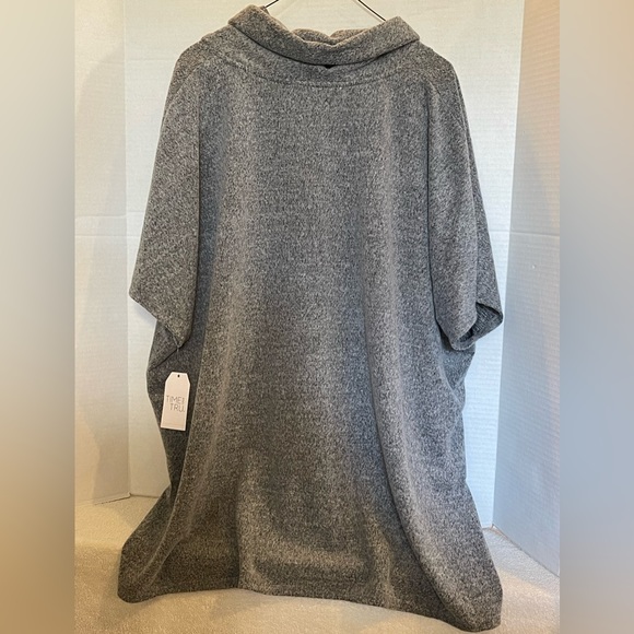 NWT Women’s Gray Soft Fuzzy Fabric Shawl/Poncho Top - Picture 6 of 6